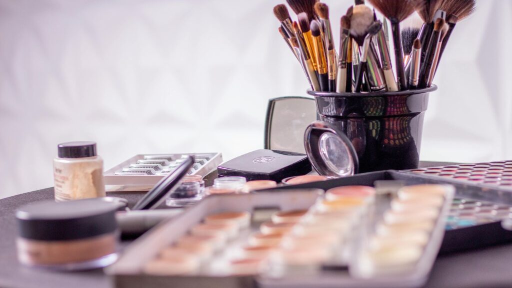 El maquillaje profesional requiere conocimiento, creatividad y precisión.